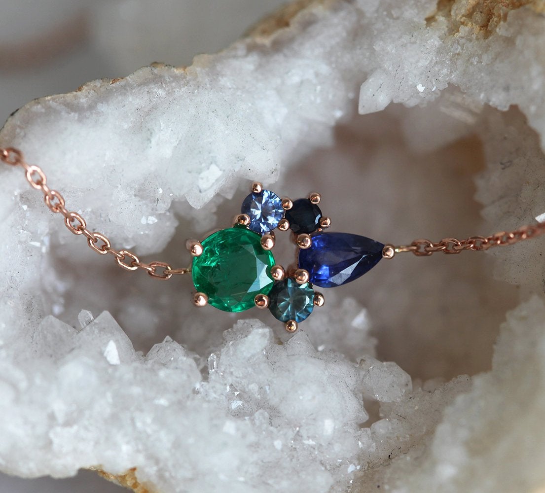 Round green emerald necklace with sapphires