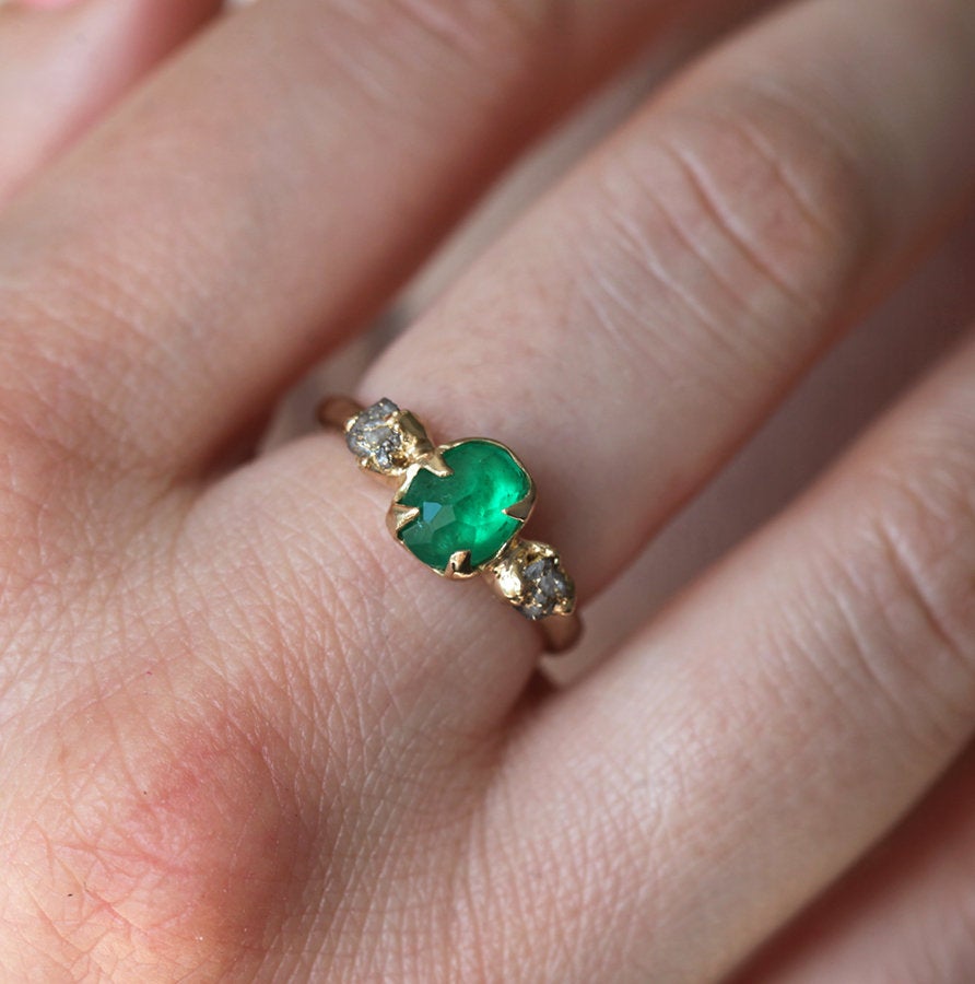 Natürlicher Smaragdring im Fancy-Schliff mit Rohdiamanten