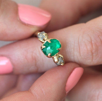 Natürlicher Smaragdring im Fancy-Schliff mit Rohdiamanten