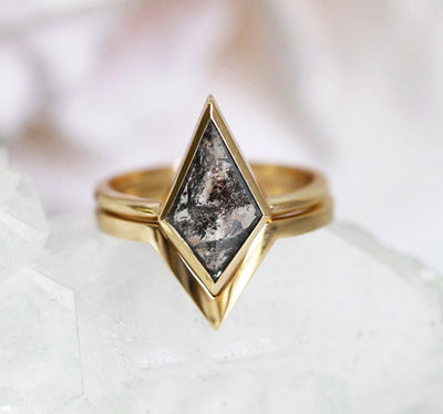 Kite Salt & Pepper Diamond, Yellow Gold Ring with a Matching V-Band