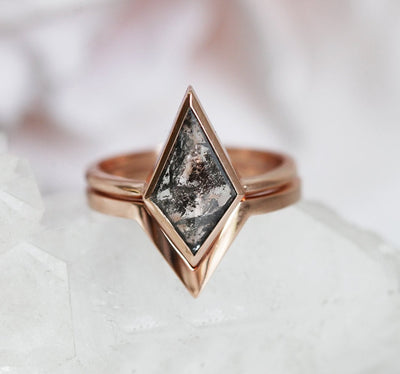 Kite Salt & Pepper Diamond, Rose Gold Ring with a Matching V-Band