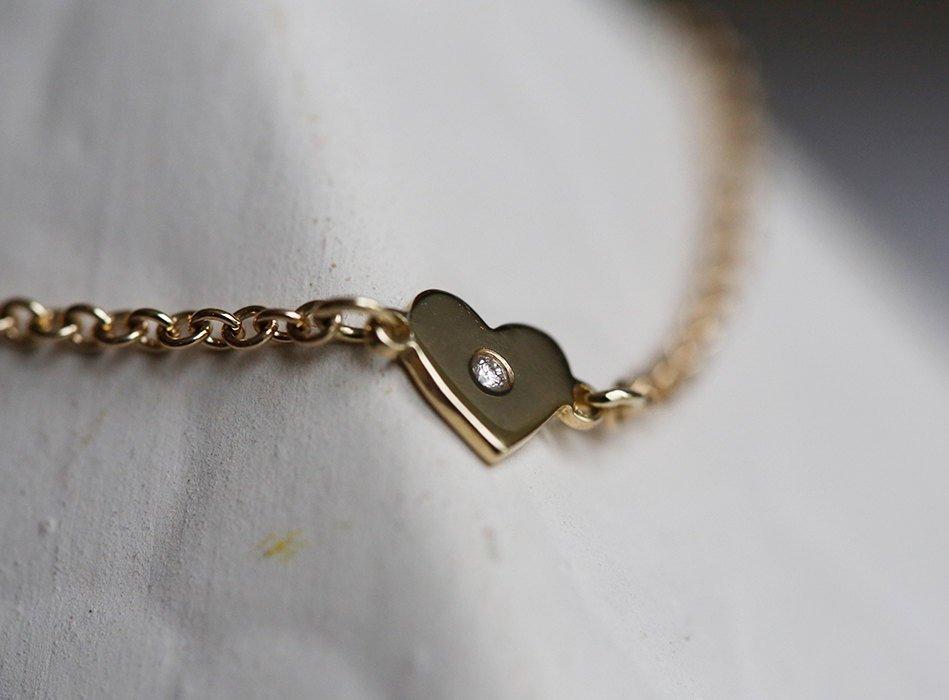 Children's gold chain bracelet with heart charm and round white diamond