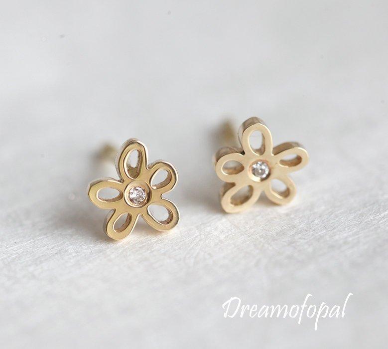 Round diamond stud floral gold earrings