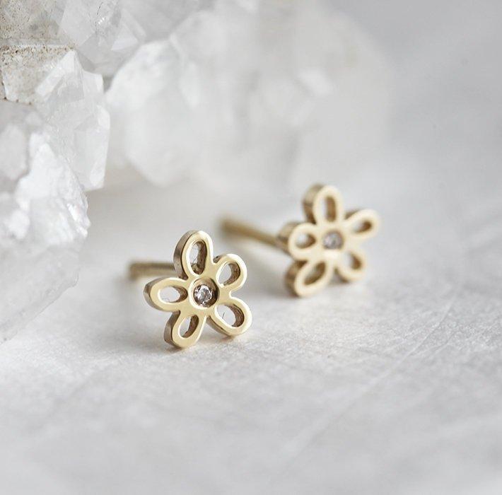 Round diamond stud floral gold earrings