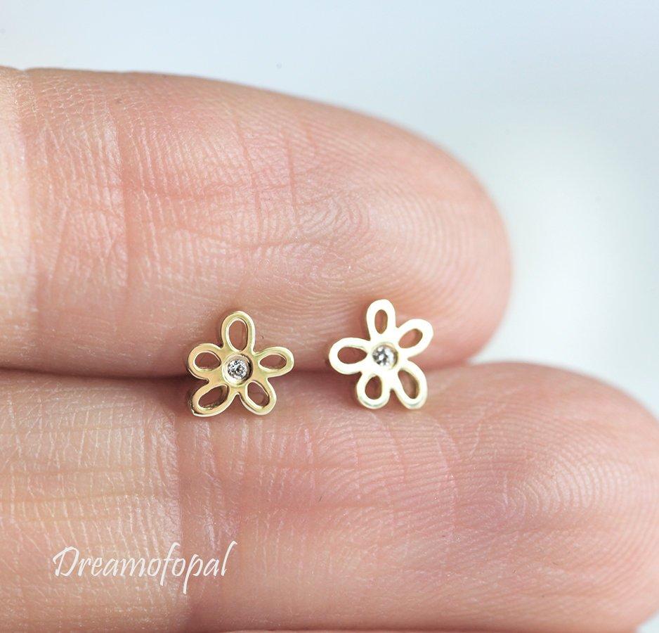 Round diamond stud floral gold earrings