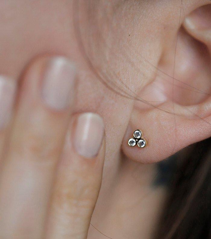 3-stone round white diamonds stud gold earrings