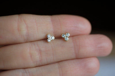 3-stone round white diamonds stud gold earrings
