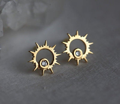 Round white diamond inside sun-shaped gold stud earrings