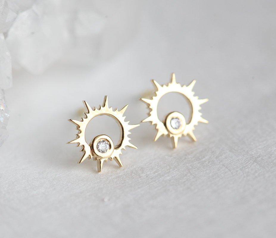 Round white diamond inside sun-shaped gold stud earrings