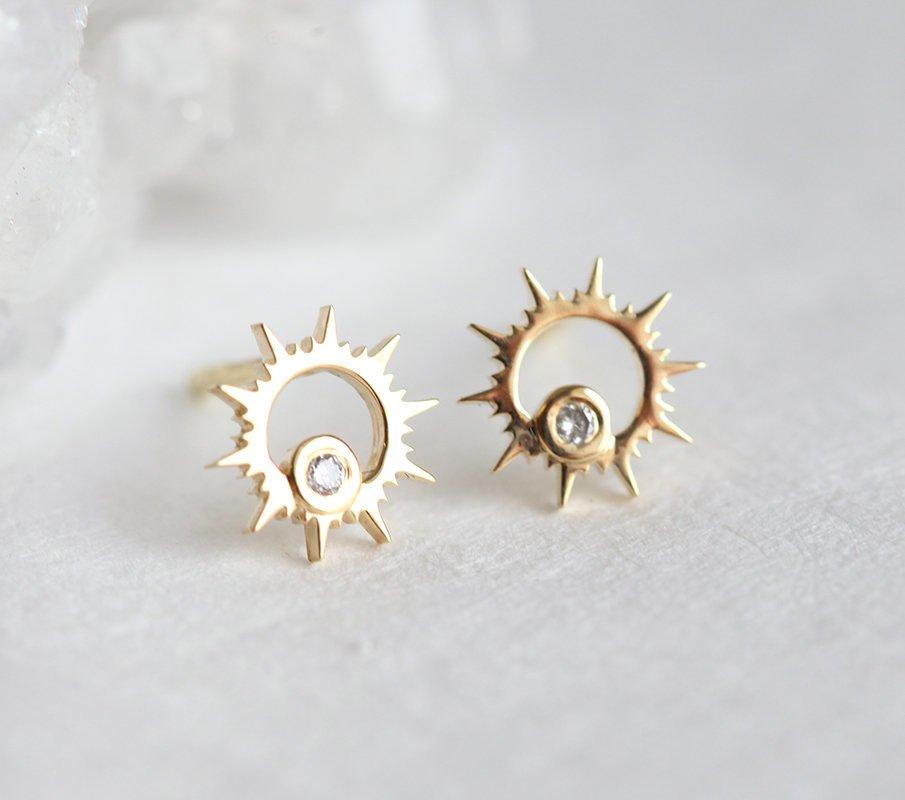 Round white diamond inside sun-shaped gold stud earrings