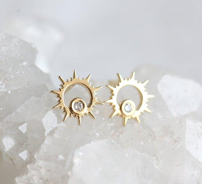 Round white diamond inside sun-shaped gold stud earrings