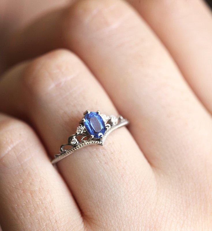Vintage oval-shaped emerald and sapphire engagement ring