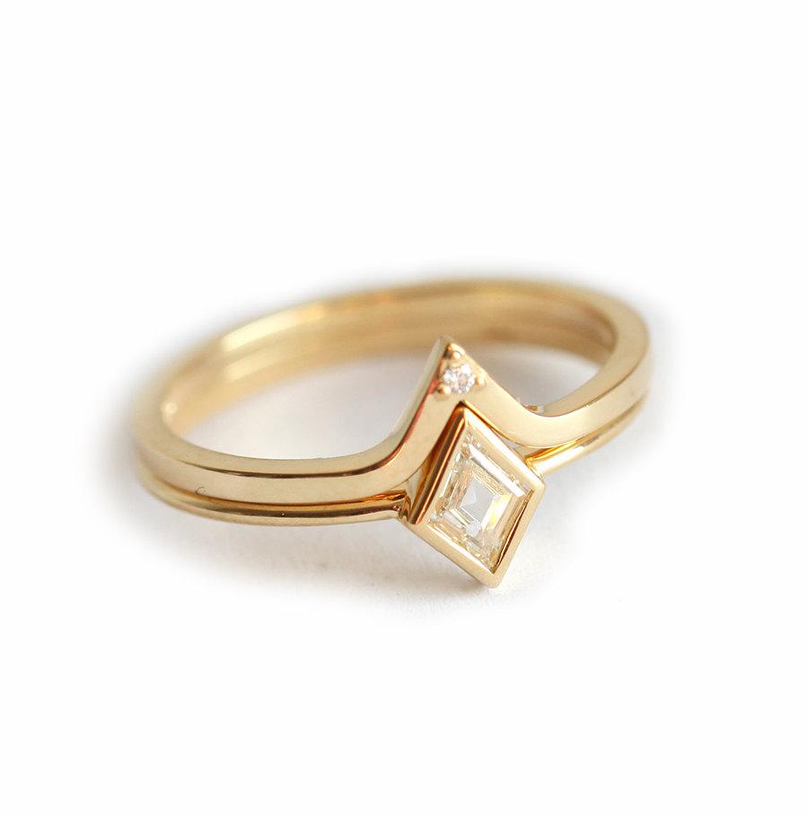 Kite White Diamond Solitaire Gold Ring with Diamond V-Band