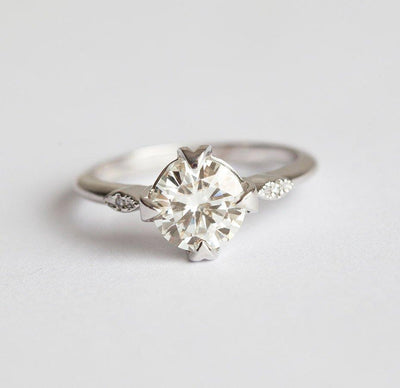 Round Diamond/Moissanite arrayed Gemstone with a sleek finish wedding ring alternative