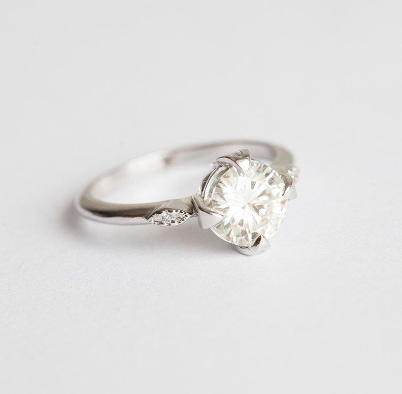 Round Diamond/Moissanite arrayed Gemstone with a sleek finish wedding ring alternative
