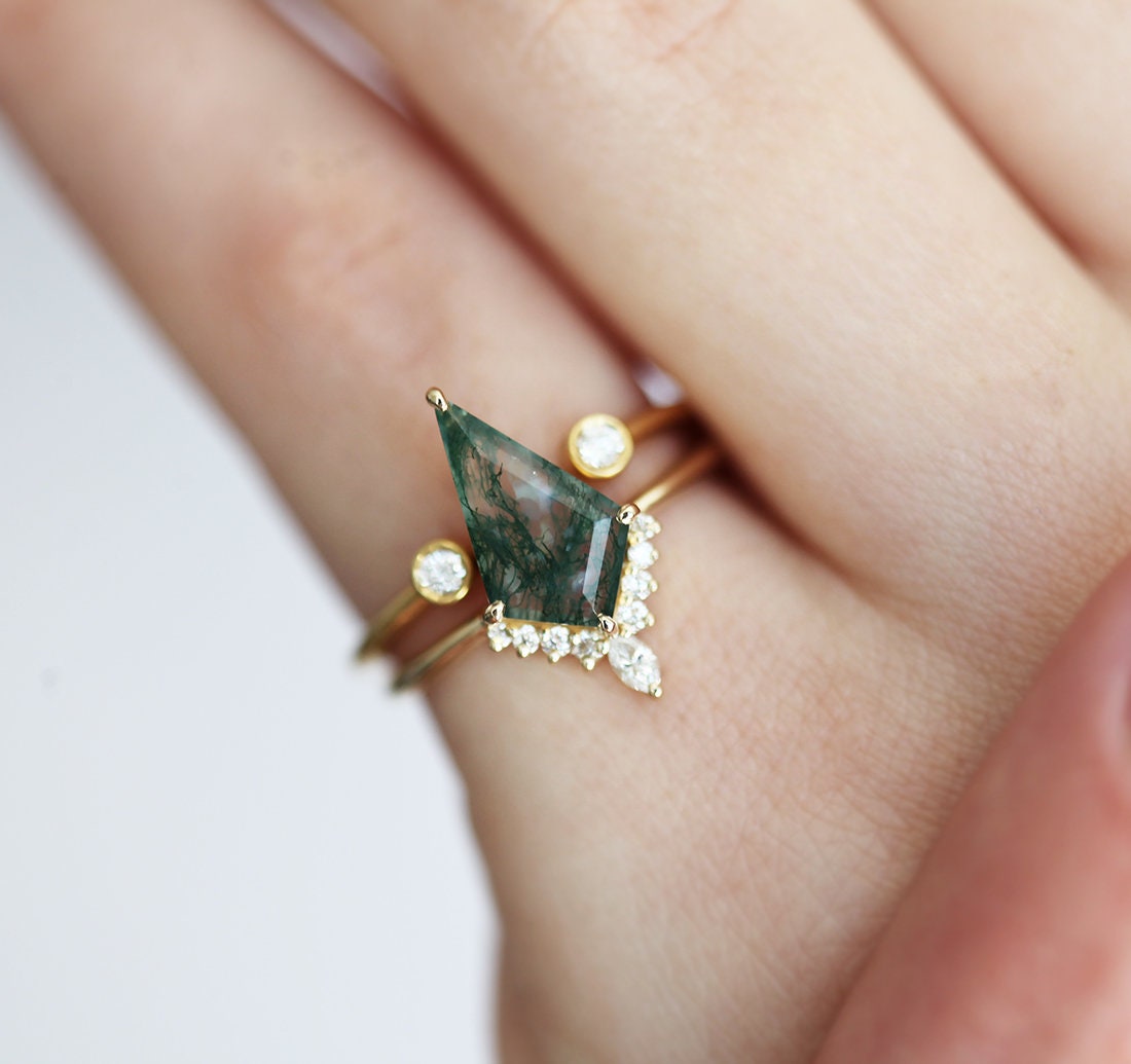 Kite Moss Agate Ring with Side Marquise-Cut and Round White Diamonds
