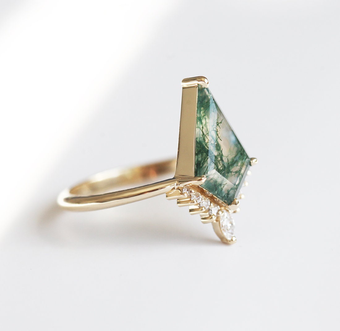 Kite Moss Agate Ring with Side Marquise-Cut and Round White Diamonds