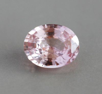 Loose oval-shaped peach pink sapphire