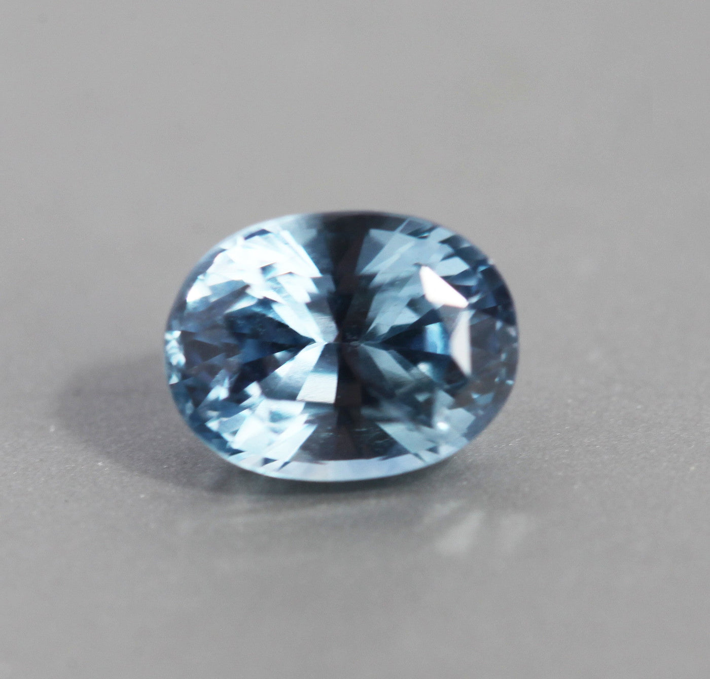 Loose oval-shaped aqua blue sapphire