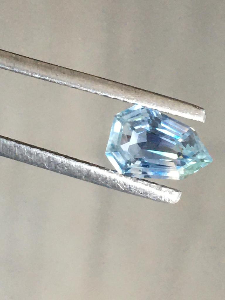 Loose shield-shaped blue sapphire