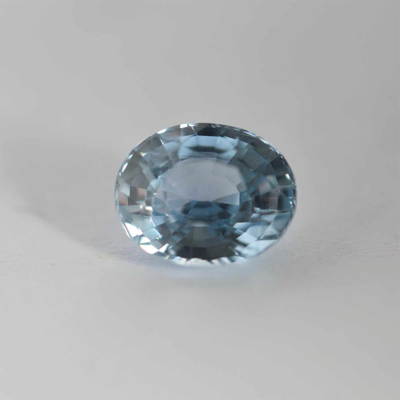 Loose oval-shaped blue sapphire