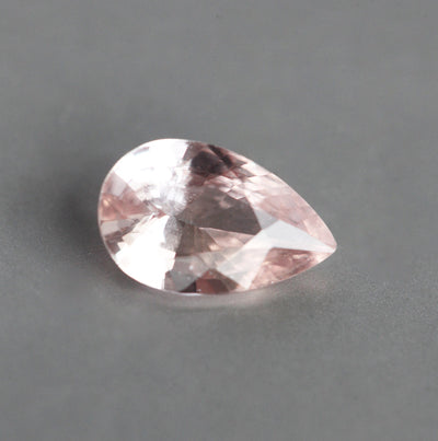 Loose pear-shaped peach pink sapphire