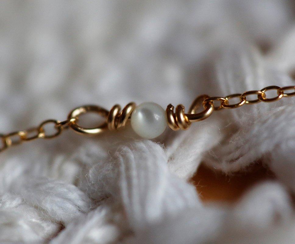 Gold necklace with round white pearl setting