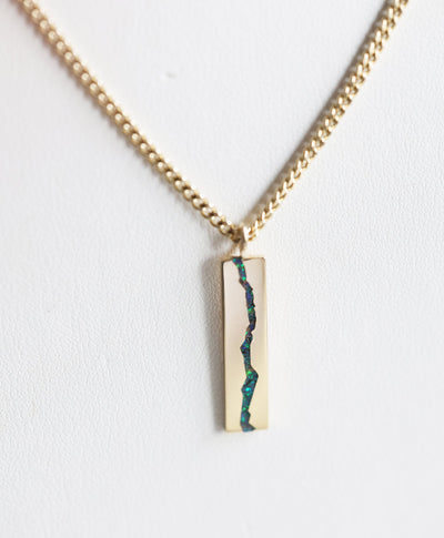 Gold Chain Necklace with a unique design and inlay gemstone