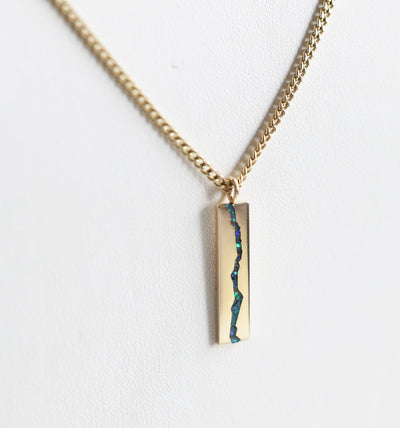 Gold Chain Necklace with a unique design and inlay gemstone