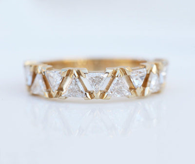 MODERN ART DECO TRIANGLE DIAMOND BAND-Capucinne