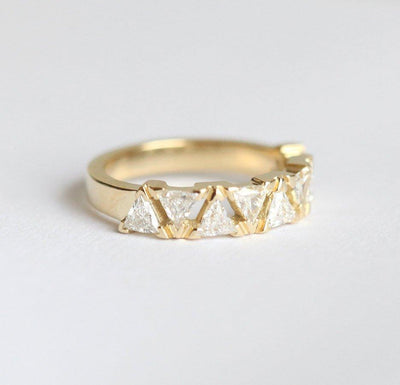 MODERN ART DECO TRIANGLE DIAMOND BAND-Capucinne