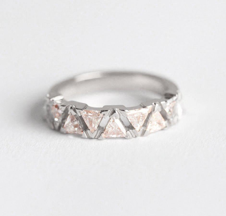 MODERN ART DECO TRIANGLE DIAMOND BAND-Capucinne