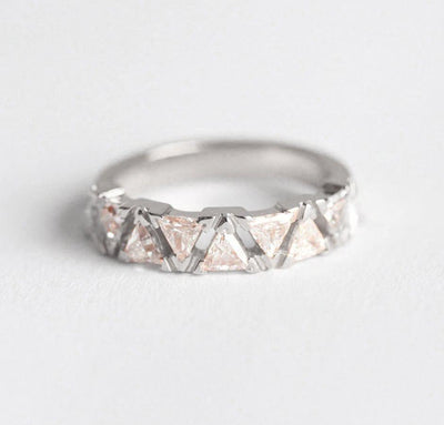 MODERN ART DECO TRIANGLE DIAMOND BAND-Capucinne