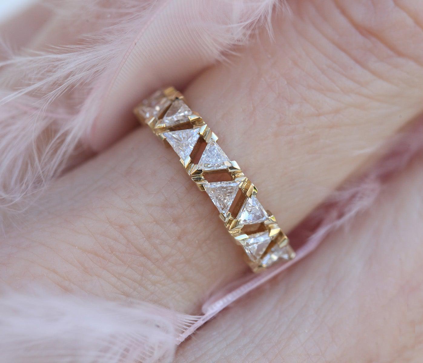 MODERN ART DECO TRIANGLE DIAMOND BAND-Capucinne