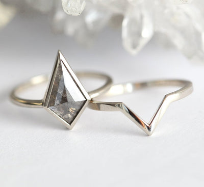 Rhombus Salt & Pepper Diamond Ring Set With V-Band