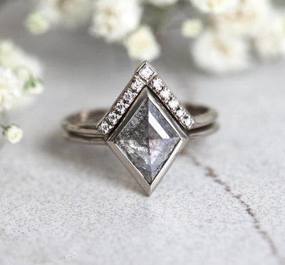 Rhombus Salt & Pepper Diamond Ring Set With Diamond V-Band
