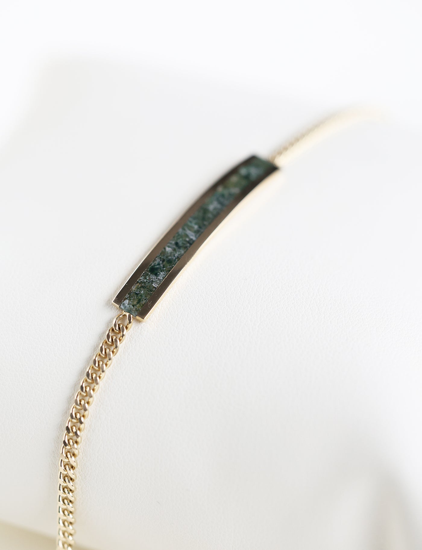 A men's moss agate inlay bracelet with a chain made of yellow gold