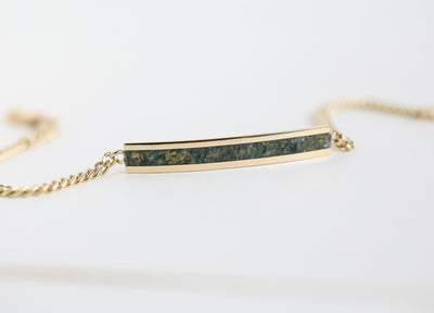 A men's moss agate inlay bracelet with a chain made of yellow gold