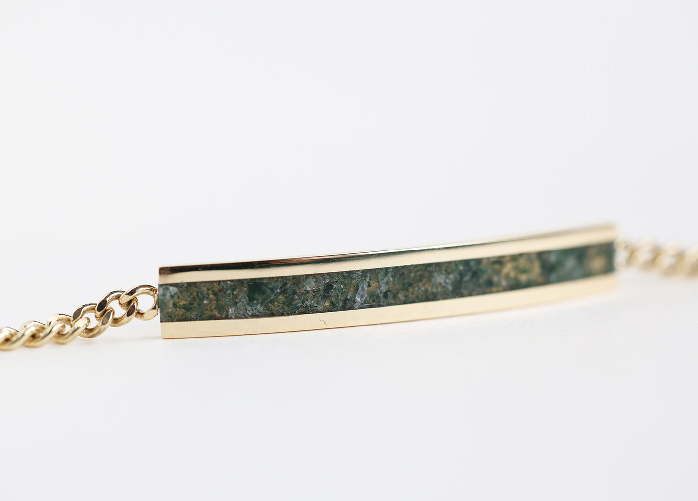 A men's moss agate inlay bracelet with a chain made of yellow gold