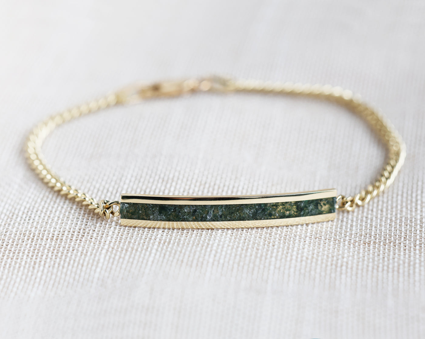 A men's moss agate inlay bracelet with a chain made of yellow gold