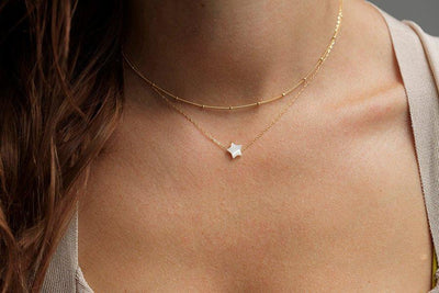 Star-shaped white pearl gold necklace