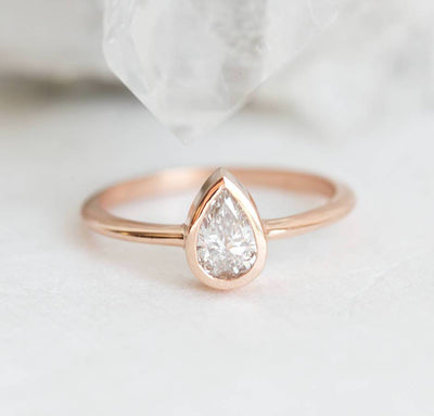 Pear Diamond 3-Ring Set With V-Shaped Diamond Band-Capucinne