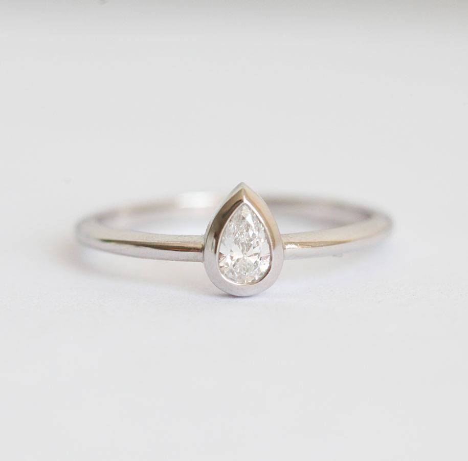 PEAR DIAMOND RING, HAMMERED CURVED FLUSH BAND RING-Capucinne