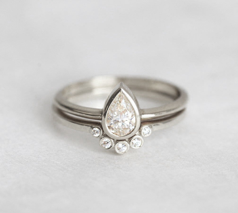 Pear Diamond Ring Set With Matching Curved Diamond Band-Capucinne