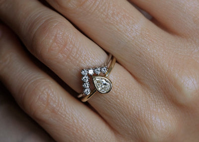 Pear Diamond Ring Set With V-Shaped Diamond Band-Capucinne