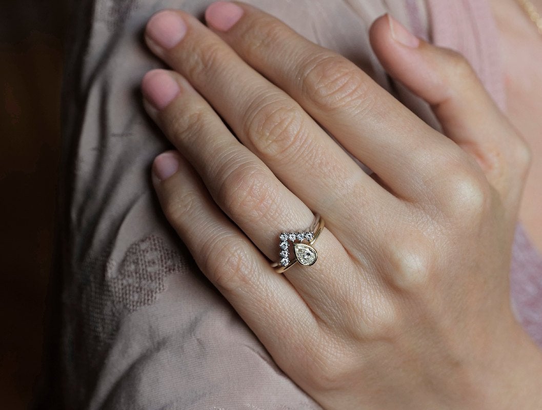 Pear Diamond Ring Set With V-Shaped Diamond Band-Capucinne