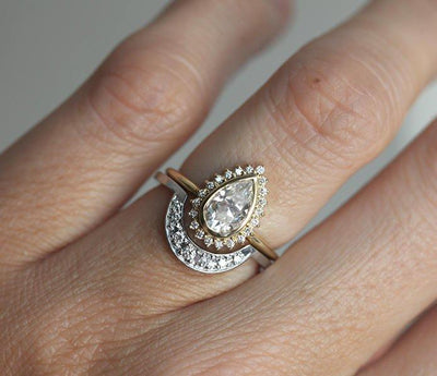 PEAR MOISSANITE RING SET WITH MOON-SHAPED WEDDING BAND-Capucinne
