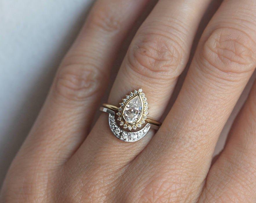 PEAR MOISSANITE RING SET WITH MOON-SHAPED WEDDING BAND-Capucinne