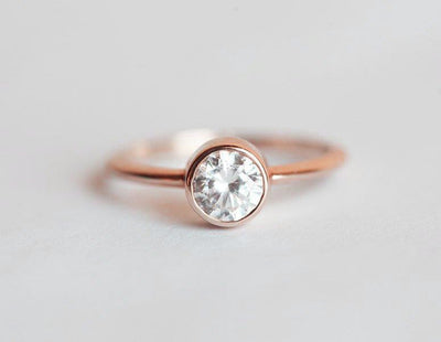 Pia Solitaire Diamond Engagement Ring-Capucinne