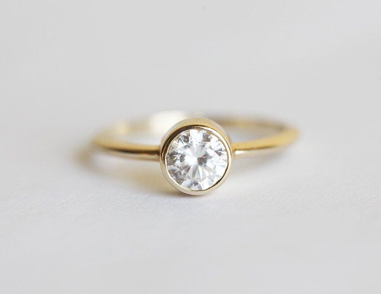 Pia Solitaire Diamond Engagement Ring-Capucinne